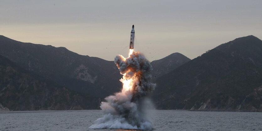 Eine Rakete steigt aus dem Wasser in den Himmel auf