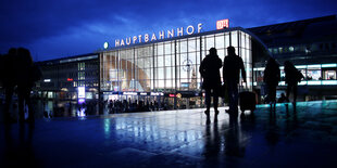 Menschen stehen vor dem Portal des Kölner Hauptbahnhofs