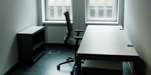 Ein kahler Raum mit Schreibtisch und Schreibtischstuhl im BND-Büro in Berlin