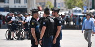 Vier französische Polizisten stehen in einer Gruppe zusammen