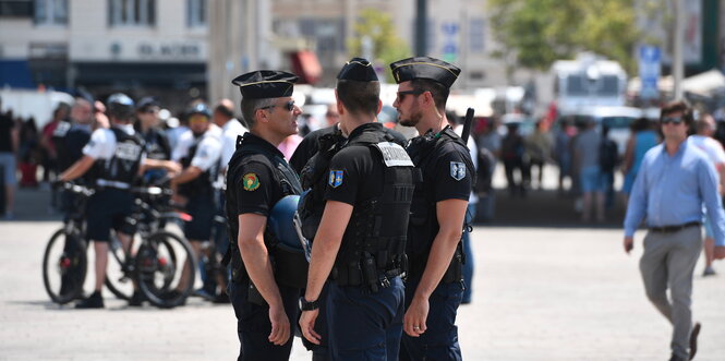 Vier französische Polizisten stehen in einer Gruppe zusammen