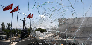 Blick durch eine zersprungene Scheibe auf das Polizeihauptquartier in Ankara