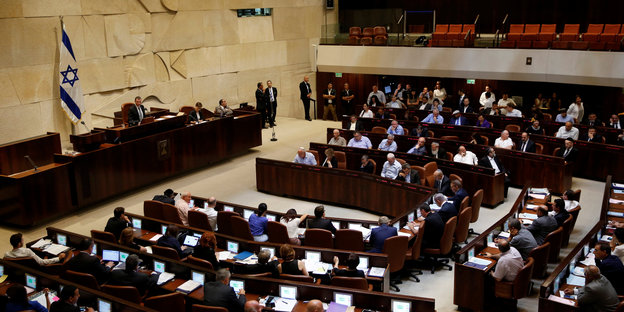Ein Blick von oben in das israelische Parlament