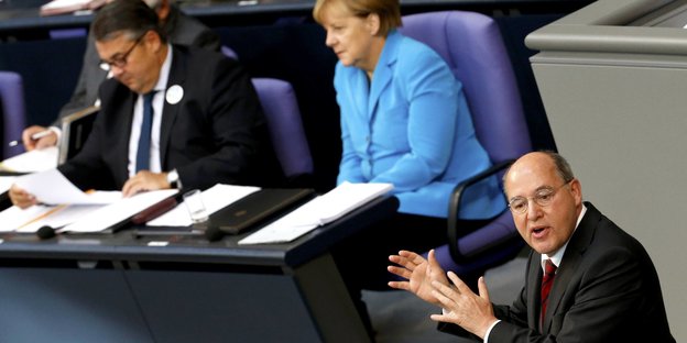 Gysi im Vordergrunf am Rednerpult des Bundestags, im Hintergrund sitzend Merkel und Gabriel