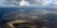 Luftbild vom Wattenmeer mit ein paar Wolken