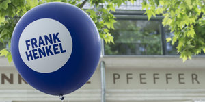 Luftballon mit Aufdruck "Frank Henkel"