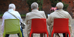 Ältere Menschen auf Stühlen