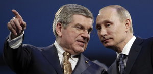 IOC-Präsident Thomas Bach und Wladimir Putin stecken die Köpfe zusammen