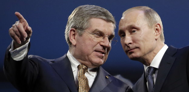 IOC-Präsident Thomas Bach und Wladimir Putin stecken die Köpfe zusammen
