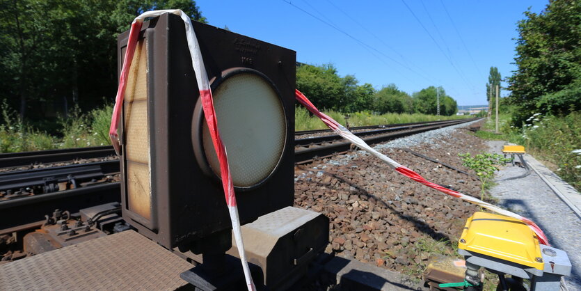 Reste eines Absperrbandes hängen bei Würzburg-Heidingsfeld über einem Weichensignal