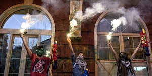 Protestierende zünden Flackerfeuer, nachdem sie die Fassade des Justizministeriums mit Farbe angesprüht haben