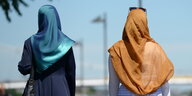 Zwei Frauen mit Kopftuch von hinten fotografiert