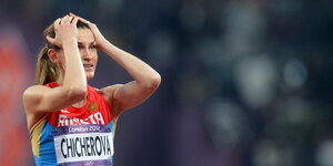 Die russische Leichtathletin Anna Chicherova fasst sich an den Kopf
