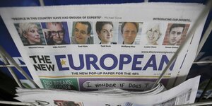 In einem Zeitungsständer steckt die Anti-Brexit-Zeitung "New European"