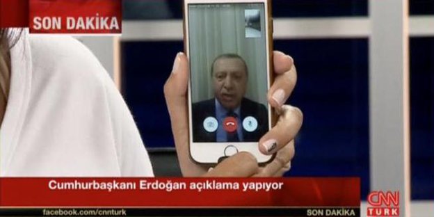 Der türkische Präsident Erdogan spricht über die Facetime-Funktion zur Bevölkerung. Eine Moderatorin von CNN Türk hält das Handy mit seinem Bild in die Kamera