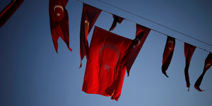 Rote Flaggen hängen unter freiem Himmel in einer Reihe