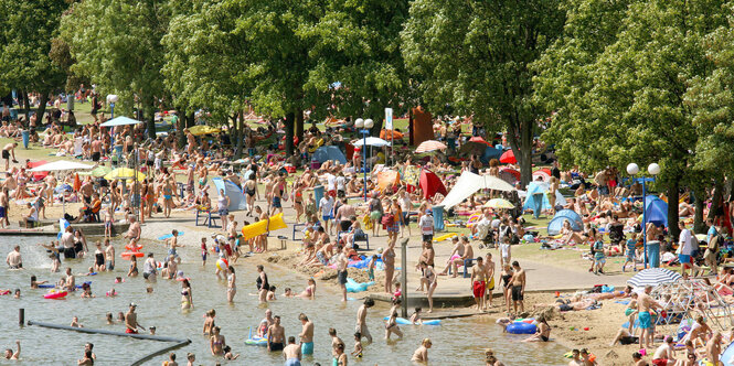 überfüllter Strand an einem Badesee