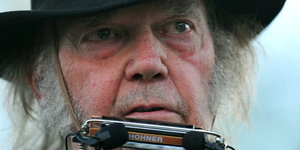 Neil Young mit Mundorgel