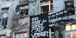 Plakat an Hauswand der Rigaer Str. 94 in Berlin-Friedrichshain mit dem Text: "Ihr habt die ganze Stadt verkauft"