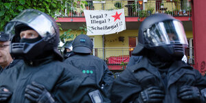 Polizisten vor einem Haus in der Hafenstraße