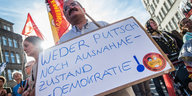 Ein mann hält ein Schild mit der Aufschrift: „Weder Putsch noch Ausnahmezustand – Demokratie!“