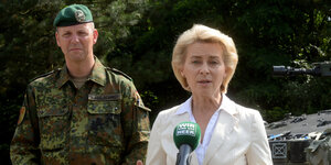 Ein Soldat und Ursula von der Leyen