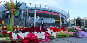 Blumen liegen vor dem Olympia Einkaufszentrum