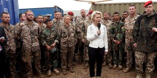 Ursula von der Leyen steht zwischen Bundeswehr-Soldaten