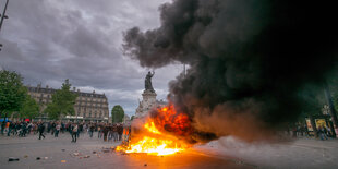 Ein brennendes Auto sorgt für dunkle Rauchschwaden auf dem Place de la Republique