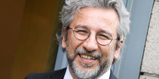 Can Dündar lächelt in die Kamera