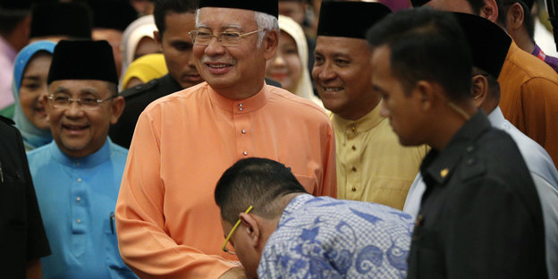 Premier Najib läßt sich beim Fastenbrechen die Hand küssen