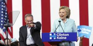 Mann und Frau am Rednerpult, es sind die demokratische Kandidatin Hillary Clinton und ihr Vize-Kandidat Kaine
