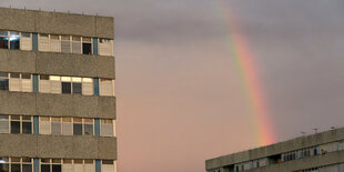 Ein Regenbogen neben einem Haus