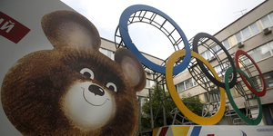 Bild von Bär, dahinter olympische Ringe