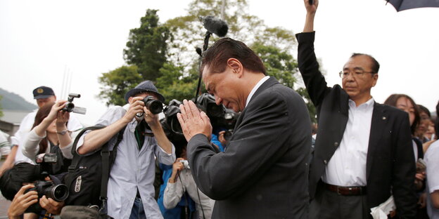 Der Gouverneur von Japan's Präfektur Kanagawa, Yuji Kuroiwa, betet für die Opfer der Messerattacke in Sagamihara