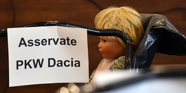 Eine Puppe aus dem Auto des Angeklagten Silvio S. liegt in Potsdam in einem Saal des Landgerichtes
