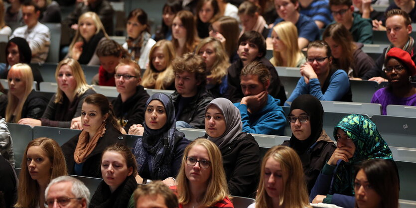 Studierende sitzen in einem Hörsaal