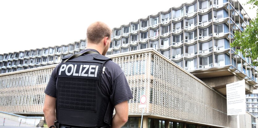 Polizist vor dem Franklin-Klinikum