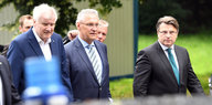 Die CSU-Politiker Seehofer, Herrmann und Bausback laufen nebeneinander her, im Vordergrund ein Blaulicht
