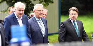 Die CSU-Politiker Seehofer, Herrmann und Bausback laufen nebeneinander her, im Vordergrund ein Blaulicht
