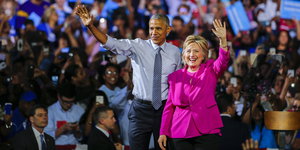 Clinton und Obama winken auf einer Veranstaltung in die Menge