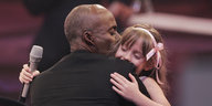 GNT-Juror Bruce Darnell umarmt ein kleines Mädchen