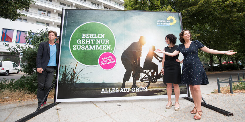 Daniel Wesener, Bettina Jarasch und Ramona Pop präsentieren ihr neues Wahlplakat