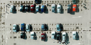 Parkende Autos aus der Vogelperspektive