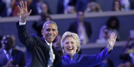 Barack Obama und Hillary Clinton winken in die Kamera