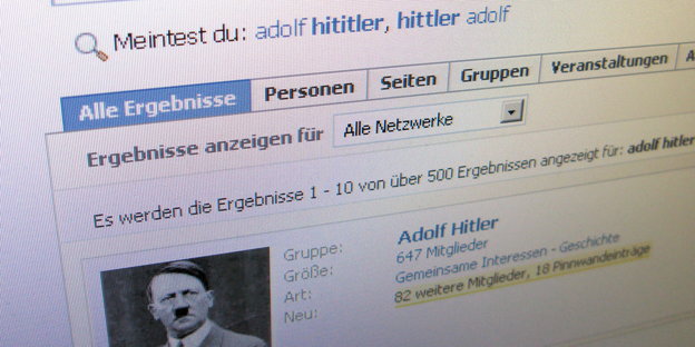 Ein Computerbildschirm zeigt Suchergebnisse zu Facebookgruppen mit Namen "Adolf Hitler"