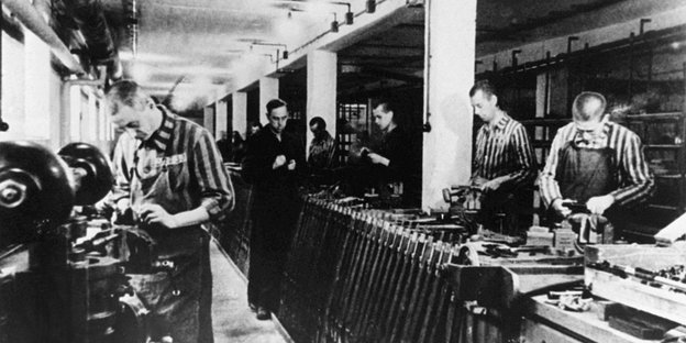 Häftlinge bei der Herstellung von Waffen