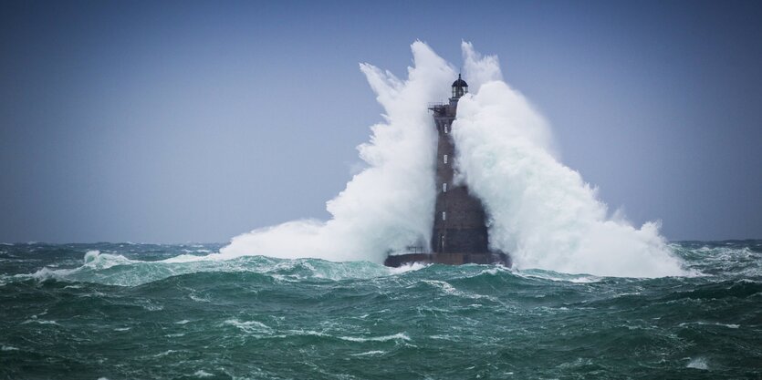 Riesige Wellen hüllen einen Leuchtturm ein