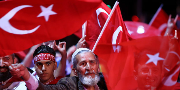 Männer mit türkischen Flaggen