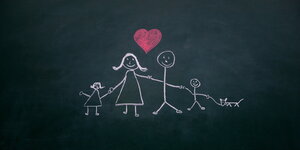 Eine KInderzeichnung an einer Tafel zeigt Mama, Papa, Kinder und Hund und ein rotes Herz